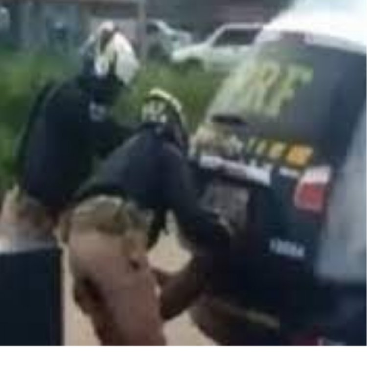 धुएं से भरे पुलिस वाहन में अश्वेत व्यक्ति की दम घुटने से मौत
