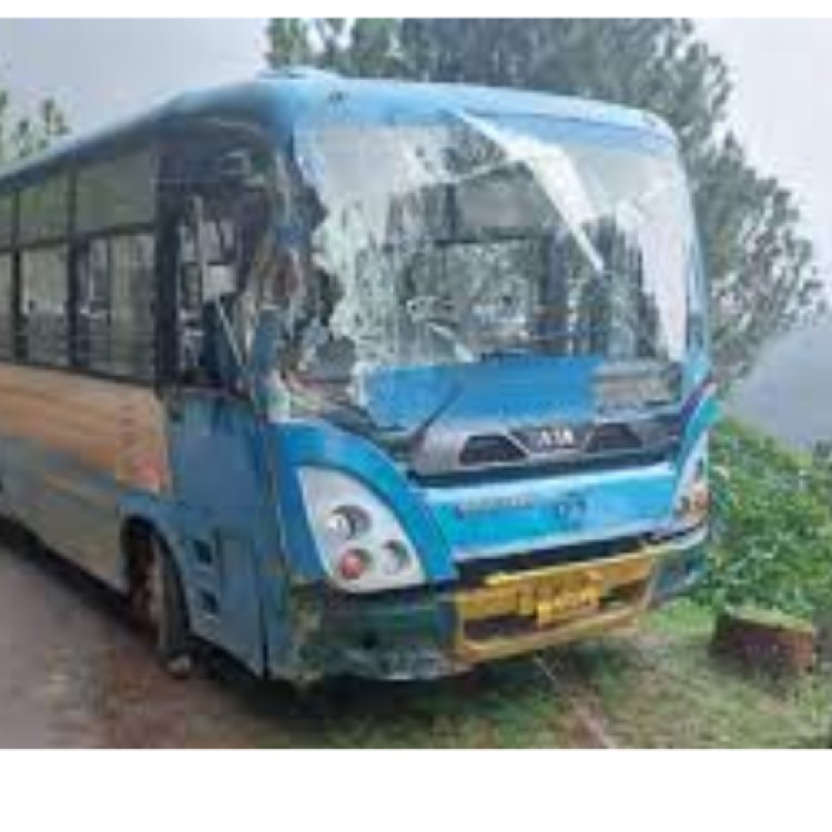 हिमाचल प्रदेश में एक बस के पहाड़ी से टकराने से 11 यात्री घायल