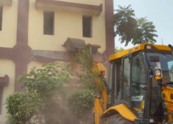 संभल में 1978 दंगे के आरोपी मोहम्मद जुबैर के कोल्ड स्टोरेज पर चला बुलडोजर, अवैध निर्माण ध्वस्त