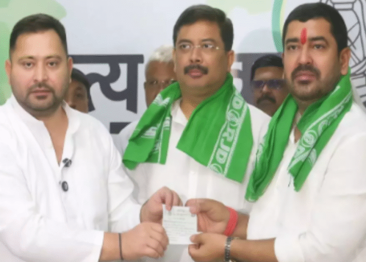 नीतीश कुमार को चुनाव से पहले बड़ा झटका, जेडीयू के पूर्व सांसद संतोष कुशवाह ने थामा आरजेडी का दामन