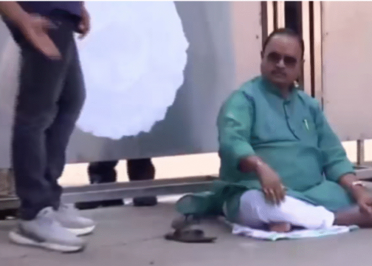 CM House के बाहर धरने पर बैठे JDU विधायक गोपाल मंडल, बोले-टिकट लिए बिना नहीं जाऊंगा