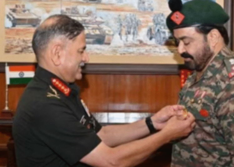 सेना प्रमुख द्वारा मलयालम सुपरस्टार मोहनलाल को आर्मी चीफ कमेंडेशन कार्ड का सम्मान