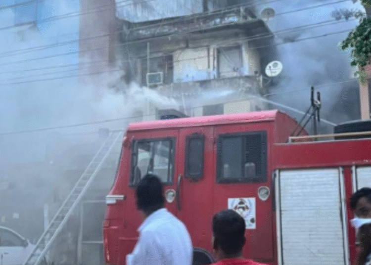 नोएडा सेक्टर-107 की ग्रेट वैल्यू एकानम सोसायटी में आग, मची अफरा- तफरी