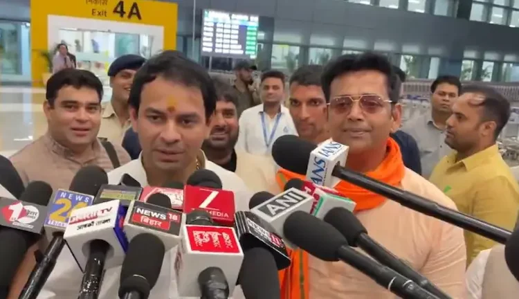 तेज प्रताप यादव और रवि किशन की एयरपोर्ट पर मुलाकात से बिहार की सियासत में हलचल, नए समीकरण की अटकलें तेज