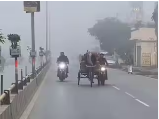वाराणसी में कोहरे ने बढ़ाई ठंडक, पूर्वांचल में सुबह की रफ्तार पर असर , आने वाले दिनों में और घना कोहरा होने के आसार