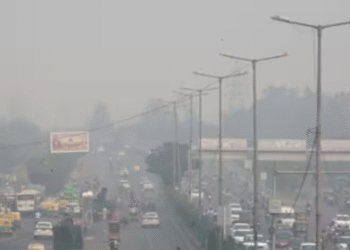 दिल्ली-एनसीआर में घना जहरीला स्मॉग, कई इलाकों में एक्यूआई 400 पार; लोगों का निकलना हुआ मुश्किल