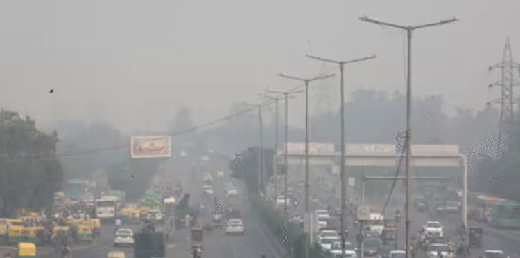 दिल्ली-एनसीआर में घना जहरीला स्मॉग, कई इलाकों में एक्यूआई 400 पार; लोगों का निकलना हुआ मुश्किल