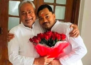 पटना में चुनावी नतीजों के बाद नीतीश कुमार के आवास पर जश्न, बेटे निशांत ने गले लगाकर दी बधाई