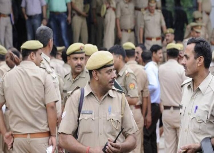 आगरा में भ्रष्टाचार पर सख्त कार्रवाई, तीन सिपाही निलंबित  , चार दारोगा समेत नौ पुलिसकर्मियों पर जांच शुरू