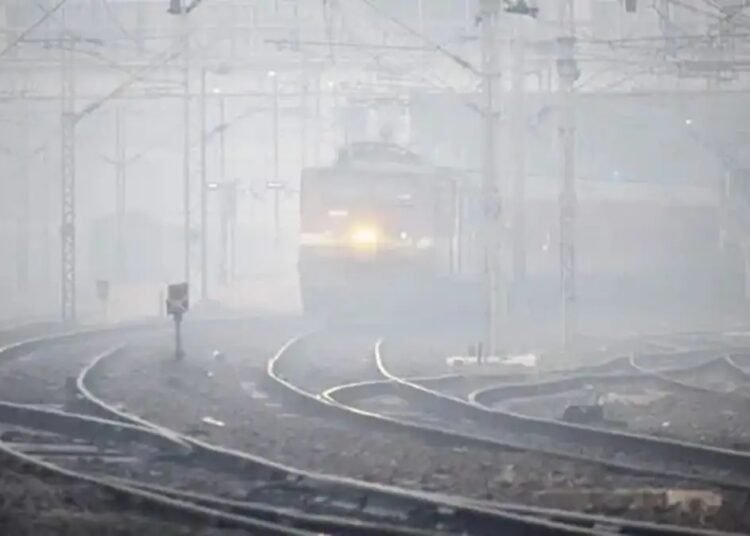 दिल्ली में ठंड और कोहरे का प्रकोप बढ़ा, ट्रेनें लेट , AQI खतरनाक स्तर पर