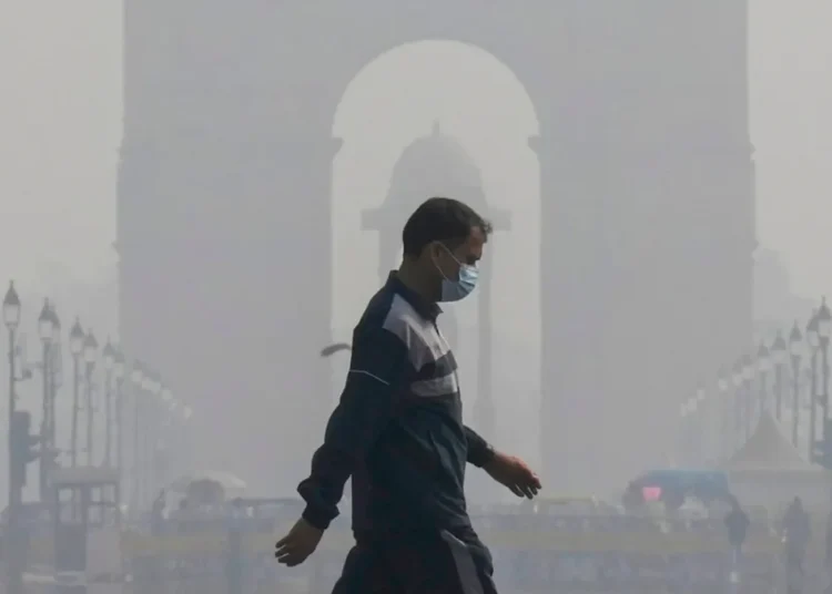 दिल्ली-एनसीआर में स्मॉग का कहर बरकरार, एक्यूआई ‘बेहद खराब’ स्तर पर, आप ने भाजपा पर डेटा हेरफेर का लगाया आरोप