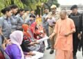 मुख्यमंत्री योगी आदित्यनाथ ने गोरखपुर में जनता दर्शन के दौरान सुनीं लोगों की समस्याएं, दिए त्वरित समाधान के निर्देश