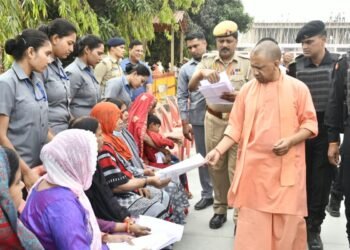 मुख्यमंत्री योगी आदित्यनाथ ने गोरखपुर में जनता दर्शन के दौरान सुनीं लोगों की समस्याएं, दिए त्वरित समाधान के निर्देश