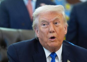 गिरगिट से ज्यादा तेज गति से रंग बदलते हैं ट्रंप