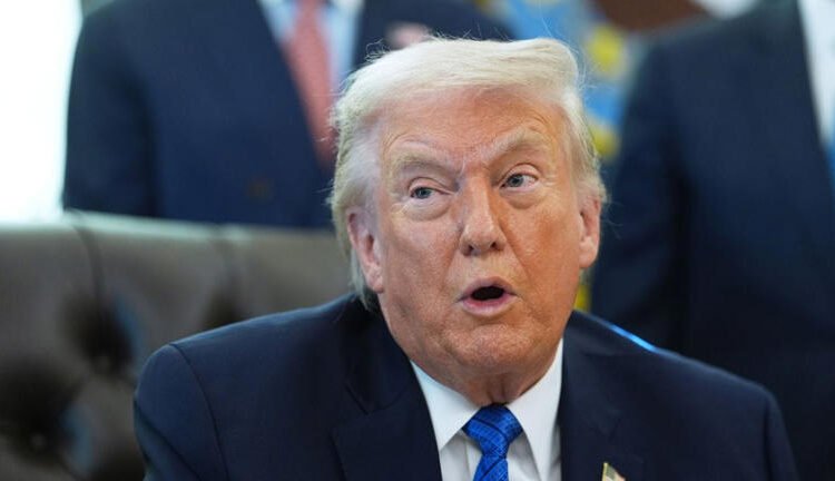 गिरगिट से ज्यादा तेज गति से रंग बदलते हैं ट्रंप