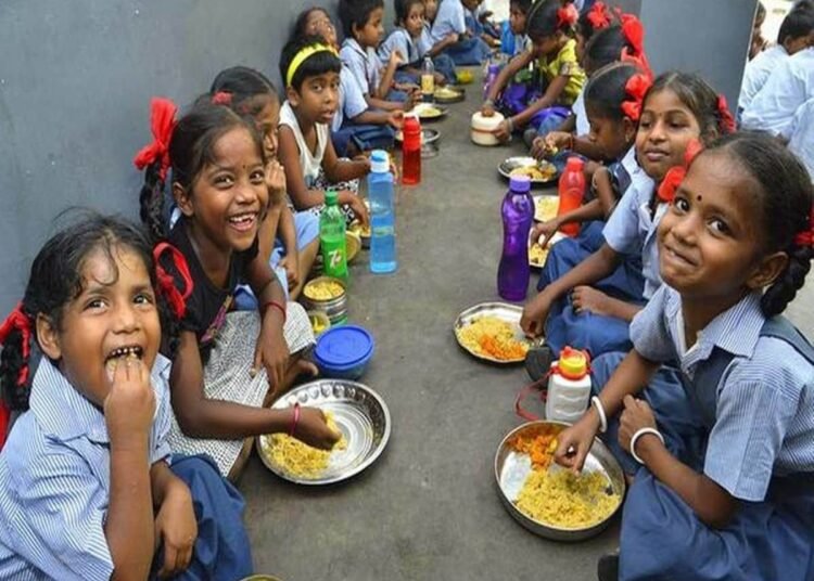सरकारी स्कूलों में पढ़ने वाले करोड़ों बच्चों के लिए मध्याह्न भोजन योजना