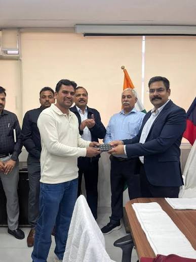 क्राइम ब्रांच ने 100 खोए-चोरी हुए मोबाइल मालिकों काे लौटाए