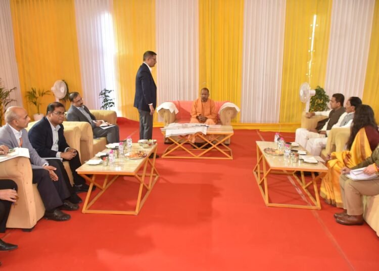 गौतमबुद्धनगर की कानून व्यवस्था व विकास कार्यों की मुख्यमंत्री ने की समीक्षा