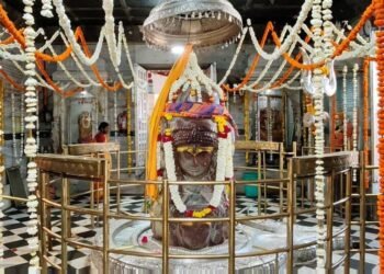 पशुपतिनाथ मंदिर में शिवरात्रि पर उमड़ा आस्था का सैलाब