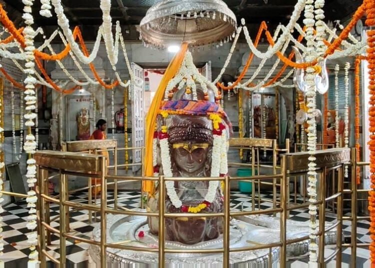 पशुपतिनाथ मंदिर में शिवरात्रि पर उमड़ा आस्था का सैलाब