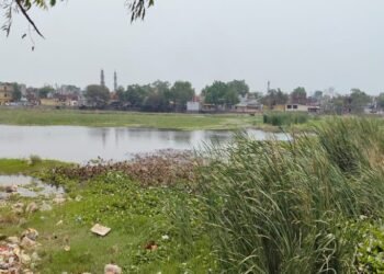 तालाब पर गंदगी के अंबार को ग्रामीणों ने खत्म कराने और सफाई करवाने की मांग की।