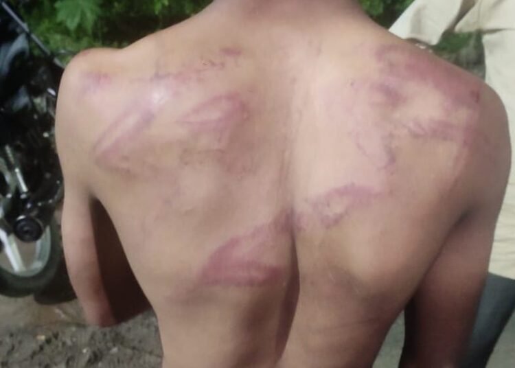 विक्षिप्त महिला को बच्चा चोर समझ कर पीटा