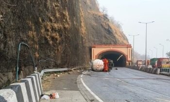 मुंबई-पुणे एक्सप्रेसवे पर गैस टैंकर दुर्घटनाग्रस्त, 12 घंटे से अधिक समय तक ट्रैफिक बंद