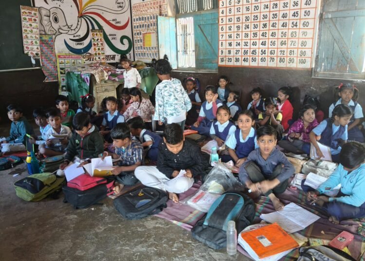 आप ने उठाया निगम स्कूलों के छात्रों को यूनिफार्म खर्च नहीं मिलने का मुद्दा