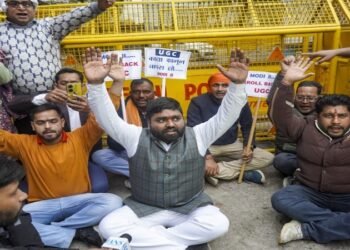 डीयू एंड कॉलेजज लैब एसोसिएशन का यूजीसी पर धरना