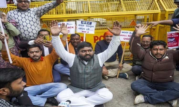 डीयू एंड कॉलेजज लैब एसोसिएशन का यूजीसी पर धरना