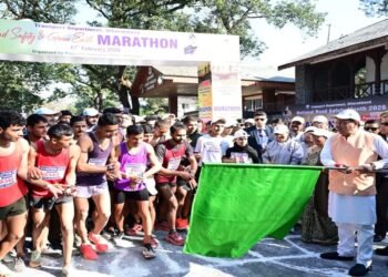 मुख्यमंत्री ने सड़क सुरक्षा व पर्यावरण जागरूकता दौड़ को दिखाई हरी झंडी