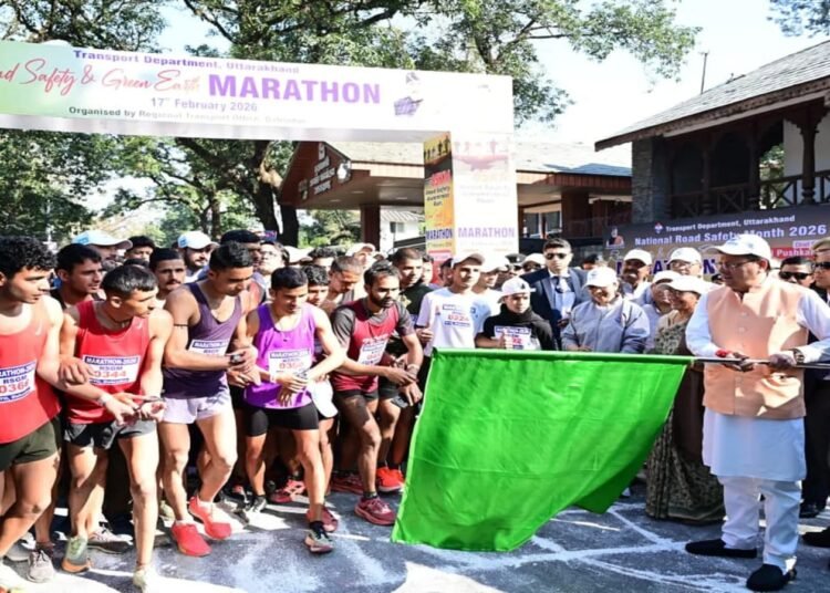 मुख्यमंत्री ने सड़क सुरक्षा व पर्यावरण जागरूकता दौड़ को दिखाई हरी झंडी