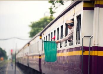 होली के लिए रेलवे चला रहा है 30 अतिरिक्त स्पेशल ट्रेनें: मुंबई से पूर्वांचल और बिहार के लिए बढ़ाई गई सेवाएं