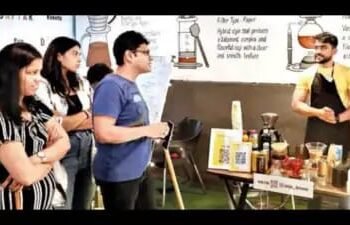 पिचाई एआई इम्पैक्ट सम्मेलन में कॉफी बोर्ड स्टॉल पर गए