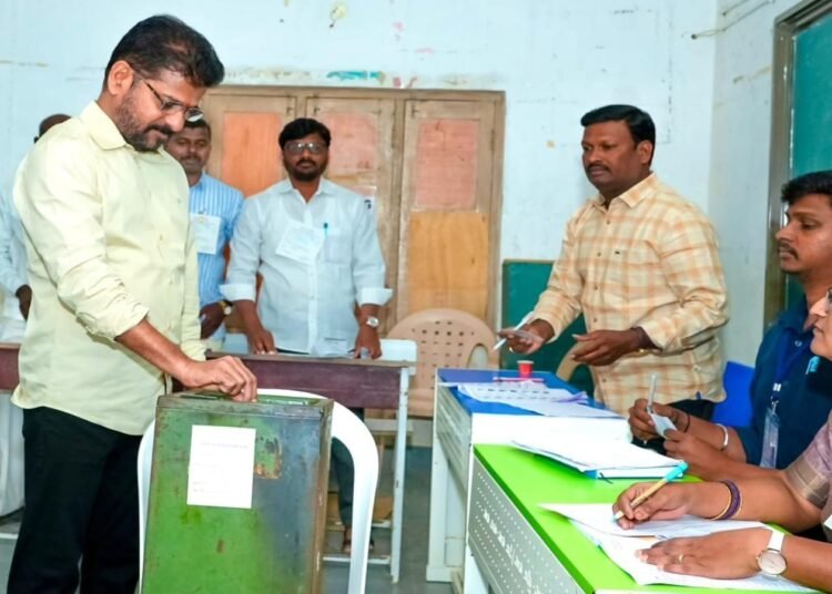 तेलंगाना में कड़ी सुरक्षा के बीच नगर निगम चुनाव के लिए मतदान जारी